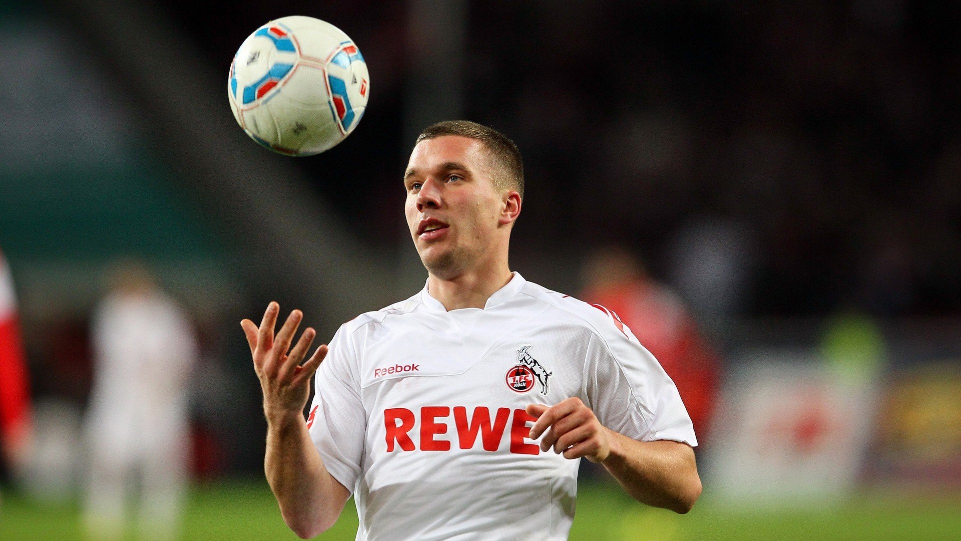 利物浦在英超中表现稳定，锁定季后赛席位，利物浦英超集锦